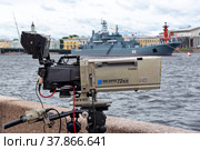 Телевизионная камера на набережной. Репортаж в День ВМФ. Санкт-Петербург (2021 год). Редакционное фото, фотограф Александр Щепин / Фотобанк Лори