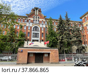 Городской дом дешёвых квартир для семейных имени Г. Г. Солодовникова (1908, арх. Т. Я. Бардт). Ныне — ВНИИ природных, синтетических алмазов и инструмента (ВНИИАЛМАЗ). (2022 год). Редакционное фото, фотограф Овчинникова Ирина / Фотобанк Лори
