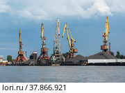 Портальные краны в морском торговом порту. Калининград (2018 год). Редакционное фото, фотограф Александр Щепин / Фотобанк Лори