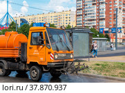 Поливальная машина увлажняет тротуар. Санкт-Петербург (2018 год). Редакционное фото, фотограф Александр Щепин / Фотобанк Лори