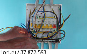 Installation of fuse box panel with circuit breakers in house. Стоковое видео, видеограф Владимир Григорьев / Фотобанк Лори