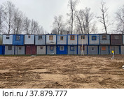 Бытовки рабочих стоят в два этажа на территории строительного участка, поселок Коммунарка, Москва (2021 год). Стоковое фото, фотограф Мария Кылосова / Фотобанк Лори
