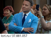Актер Александр Олешко во время уличного концерта, посвященного закрытию 101-ого сезона Государственного академического театра им. Евгения Вахтангова на улице Арбат в центре города Москвы, Россия (2022 год). Редакционное фото, фотограф Николай Винокуров / Фотобанк Лори