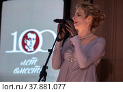 Актриса Яна Соболевская выступает со сцены во время уличного концерта, посвященного закрытию 101-ого сезона Государственного академического театра им. Евгения Вахтангова, на улице Арбат в центре города Москвы, Россия (2022 год). Редакционное фото, фотограф Николай Винокуров / Фотобанк Лори