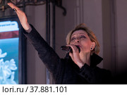 Актриса Юлия Рутберг выступает со сцены во время уличного концерта, посвященного закрытию 101-ого сезона Государственного академического театра им. Евгения Вахтангова, на улице Арбат в центре города Москвы, Россия (2022 год). Редакционное фото, фотограф Николай Винокуров / Фотобанк Лори
