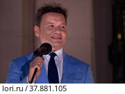 Актер Александр Олешко во время уличного концерта, посвященного закрытию 101-ого сезона Государственного академического театра им. Евгения Вахтангова, на улице Арбат в центре города Москвы, Россия (2022 год). Редакционное фото, фотограф Николай Винокуров / Фотобанк Лори