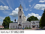 Таруса. Собор Петра и Павла на Соборной площади (2022 год). Редакционное фото, фотограф Лариса Вишневская / Фотобанк Лори