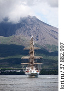 Парусник Nippon Maru на фоне вулкана Сакурадзима (Кюсю, Япония) (2010 год). Редакционное фото, фотограф Александр Гаценко / Фотобанк Лори