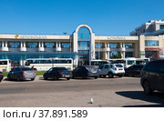 Здание автовокзала. Город Коломна. Московская область. Россия (2022 год). Редакционное фото, фотограф E. O. / Фотобанк Лори