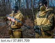 Вооружённые солдаты в противогазах. Ядерная война и химическая атака. Апокалипсис, зона радиационного заражения. Стоковое фото, фотограф Виталий Михайлюк / Фотобанк Лори