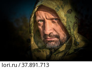 Мужчина охотник в защитной одежде, портрет. Сильный мужской взгляд. Проводник экспедиции. Инструктор по выживанию. Стоковое фото, фотограф Виталий Михайлюк / Фотобанк Лори