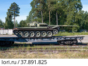 Российский танк Т-72 на железнодорожной платформе солнечным летним днем (2022 год). Редакционное фото, фотограф Виктор Карасев / Фотобанк Лори