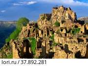 View of the abandoned village of Gamsutl on top of a mountain in Dagestan, with tourists among the ruins (2022 год). Стоковое фото, фотограф Евгений Харитонов / Фотобанк Лори