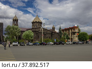 Главная площадь с церковью Йот Верк, Гюмри, Армения (2013 год). Редакционное фото, фотограф Дымов Игорь / Фотобанк Лори