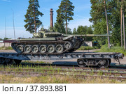 Российские танк Т-72Б3М на железнодорожной платформе солнечным июльским днем. Ленинградская область (2022 год). Редакционное фото, фотограф Виктор Карасев / Фотобанк Лори