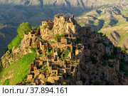 View of the uninhabited village of Gamsutl on top of a mountain in Dagestan, the inhabited village of Chokh is visible in the distance (2022 год). Редакционное фото, фотограф Евгений Харитонов / Фотобанк Лори