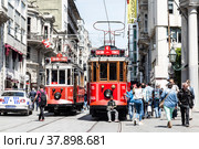 Red retro trams on Istiklal Street in Istanbul. Turkey (2015 год). Редакционное фото, фотограф Наталья Волкова / Фотобанк Лори