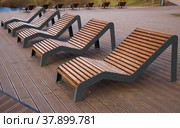 Sun loungers on platform on Large (Bolshoi) Ochakov Pond, Moscow, Russia (2020 год). Стоковое фото, фотограф Алексей Антипов / Фотобанк Лори