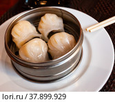 Japanese tasty dumplings siumai in steamers. Стоковое фото, фотограф Яков Филимонов / Фотобанк Лори