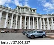 Здание Центрального академического театра Российской армии на Суворовской площади летом. Москва (2022 год). Редакционное фото, фотограф Овчинникова Ирина / Фотобанк Лори