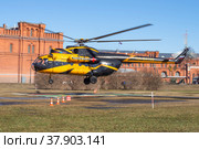 Вертолет Ми-8Т (RA-24100) взлетает с вертолетной площадки в Петропавловской крепости. Санкт-Петербург (2018 год). Редакционное фото, фотограф Виктор Карасев / Фотобанк Лори