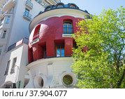 Дом-яйцо. Улица Машкова. Москва (2022 год). Редакционное фото, фотограф E. O. / Фотобанк Лори