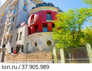 Дом-яйцо на улице Машкова. Солнечный весенний день. Москва. Россия (2022 год). Редакционное фото, фотограф E. O. / Фотобанк Лори