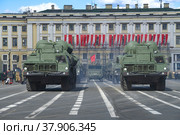 Две пусковых установки зенитно-ракетного комплекса С-400 "Триумф" на Дворцовой площади на репетиции военного парада в честь Дня Победы. Дворцовая площадь, Санкт-Петербург (2022 год). Редакционное фото, фотограф Виктор Карасев / Фотобанк Лори