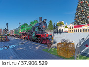 Новогодняя елка с игрушками и паровоз Су250-74 на платформе «Морозная». Экспозиция «Поезд Деда Мороза». Железнодорожная станция Сортавала (2022 год). Редакционное фото, фотограф Румянцева Наталия / Фотобанк Лори