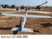 Средняя Ахтуба, Волгоградская область, Россия. Военные самолёты, беспилотный разведывательно - ударный летательный аппарат Орлан-10 на пусковом устройстве. (2021 год). Редакционное фото, фотограф Андрей Цыганков / Фотобанк Лори