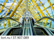 Эскалатор пешеходного моста имени Богдана Хмельницкого через Москву-реку и люди на нем. Москва, Россия (2018 год). Редакционное фото, фотограф Владимир Устенко / Фотобанк Лори