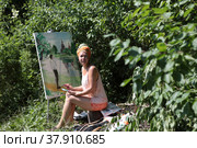 Художник Рина Гри на пленэре в Софрино (2022 год). Редакционное фото, фотограф Дмитрий Неумоин / Фотобанк Лори