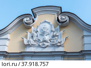 Горельеф на фронтоне здания Фрагмент памятной доски в память защитников полуострова Ханко. Фрагмент. Санкт-Петербург (2019 год). Редакционное фото, фотограф Александр Щепин / Фотобанк Лори
