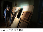 Наивный художник Катя Медведева у своих работ (2022 год). Редакционное фото, фотограф Дмитрий Неумоин / Фотобанк Лори