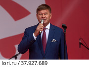 Дмитрий Губерниев во время торжественной церемонии награждения участников международного ралли "Шелковый путь" в "Лужниках" города Москвы, Россия (2022 год). Редакционное фото, фотограф Николай Винокуров / Фотобанк Лори