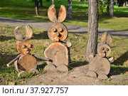 Three wooden hares on grassy lawn in park (2020 год). Редакционное фото, фотограф Алексей Антипов / Фотобанк Лори