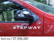 Легковой автомобиль Renault Sandero с зеркалом заднего вида. Логотип Stepway на красной передней двери крупно (2022 год). Редакционное фото, фотограф Grigory_Gez / Фотобанк Лори