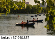 Прокат лодок в городском парке летом, Измайловский парк культуры и отдыха, Москва (2022 год). Редакционное фото, фотограф Татьяна Саванькова / Фотобанк Лори