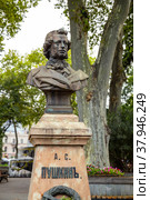 Monument to Alexander Pushkin in Tbilisi (2018 год). Редакционное фото, фотограф Юлия Бабкина / Фотобанк Лори