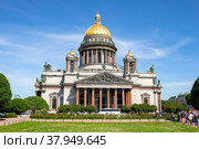 Старинный Исаакиевский собор июньским солнечным днем. Санкт-Петербург, Россия (2019 год). Редакционное фото, фотограф Анна Карасева / Фотобанк Лори