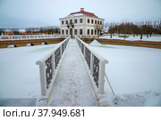 Дворец Марли пасмурным зимним утром. Петродворец. Россия (2022 год). Редакционное фото, фотограф Анна Карасева / Фотобанк Лори