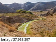 Autumn mountain landscape. A shallow stream in the Sarmysh gorge, Nuratau mountain range, Uzbekistan. Стоковое фото, фотограф Юлия Бабкина / Фотобанк Лори