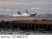 Большой десантный корабль "Иван Грен" в акватории Кронштадта (2022 год). Редакционное фото, фотограф Роман Рожков / Фотобанк Лори