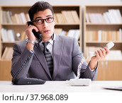 Helpdesk operator talking on phone in office. Стоковое фото, фотограф Elnur / Фотобанк Лори