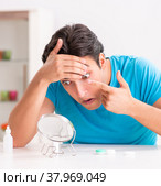 The man trying contact lenses at home. Стоковое фото, фотограф Elnur / Фотобанк Лори