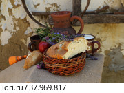 Натюрморт с домашним хлебом и молоком. Стоковое фото, фотограф Марина Володько / Фотобанк Лори