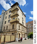 Москва, улица Пятницкая улица, дом 28 со стороны Голиковского переулка (2022 год). Редакционное фото, фотограф Овчинникова Ирина / Фотобанк Лори