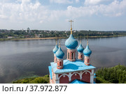 Вид на купола православного храма Казанской иконы Божией Матери в городе Тутаеве (бывший Романов-Борисоглебск) и реку Волгу летним солнечным днем, Ярославская область, Россия (2022 год). Стоковое фото, фотограф Николай Винокуров / Фотобанк Лори