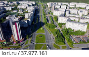 Вид с воздуха на спальный район города с шоссе в городе Петрозаводске (2022 год). Стоковое видео, видеограф Sergei Gorin / Фотобанк Лори