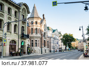 Вид на особняк Кекушевой. Улица Остоженка, дом 21. Летний вечер. Москва. Россия (2022 год). Редакционное фото, фотограф E. O. / Фотобанк Лори